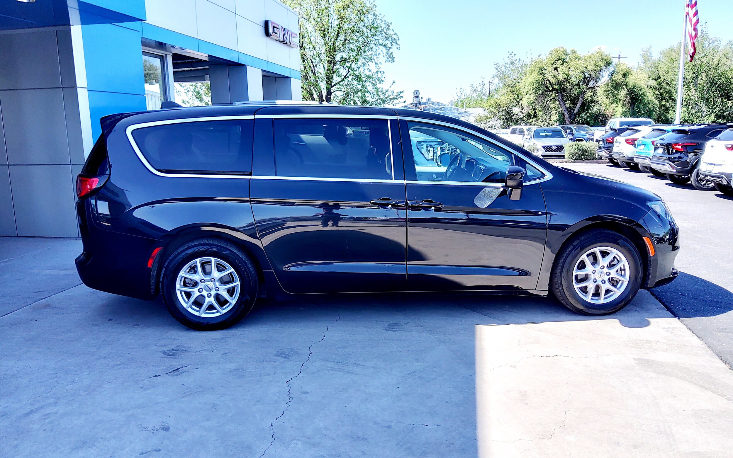 2023 Chrysler Voyager LX photo 4