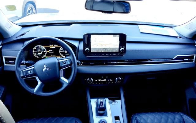 2023 Mitsubishi Outlander Plug-In Hybrid SEL - Photo 9