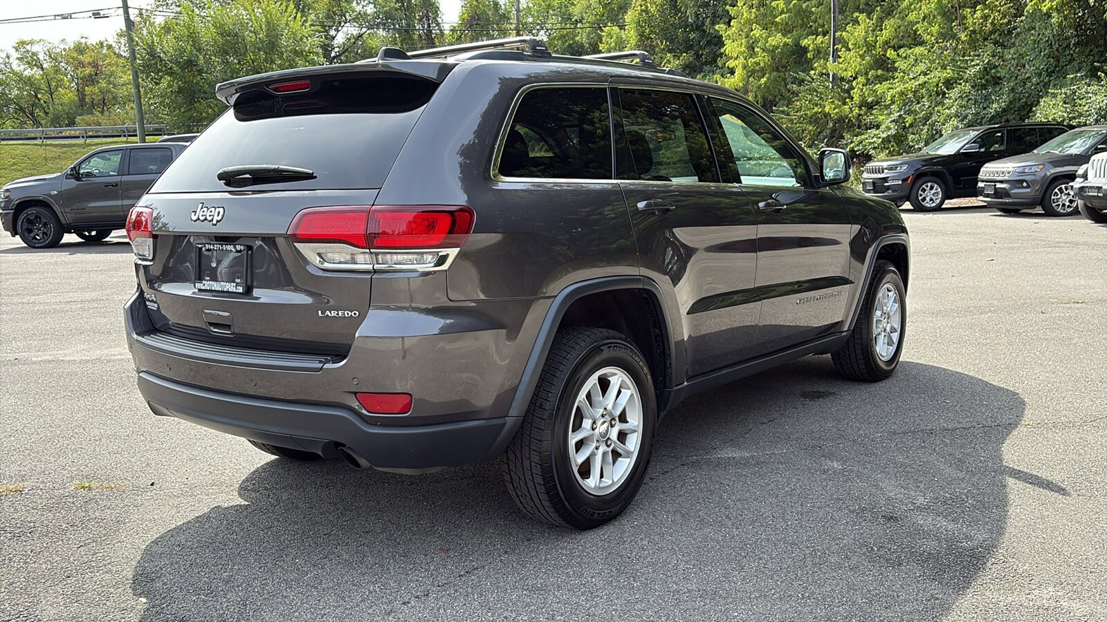 2020 Jeep Grand Cherokee Laredo E photo 2