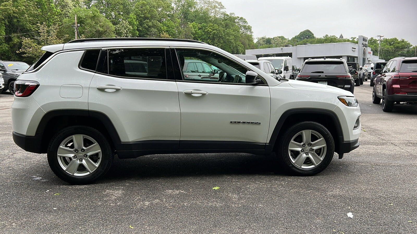 2022 Jeep Compass Latitude photo 2