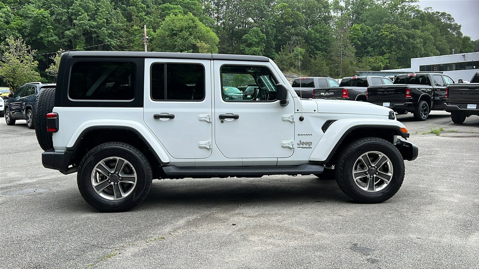 2021 Jeep Wrangler Unlimited Sahara photo 2