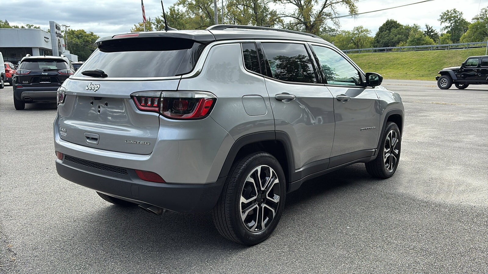 2022 Jeep Compass Limited photo 2