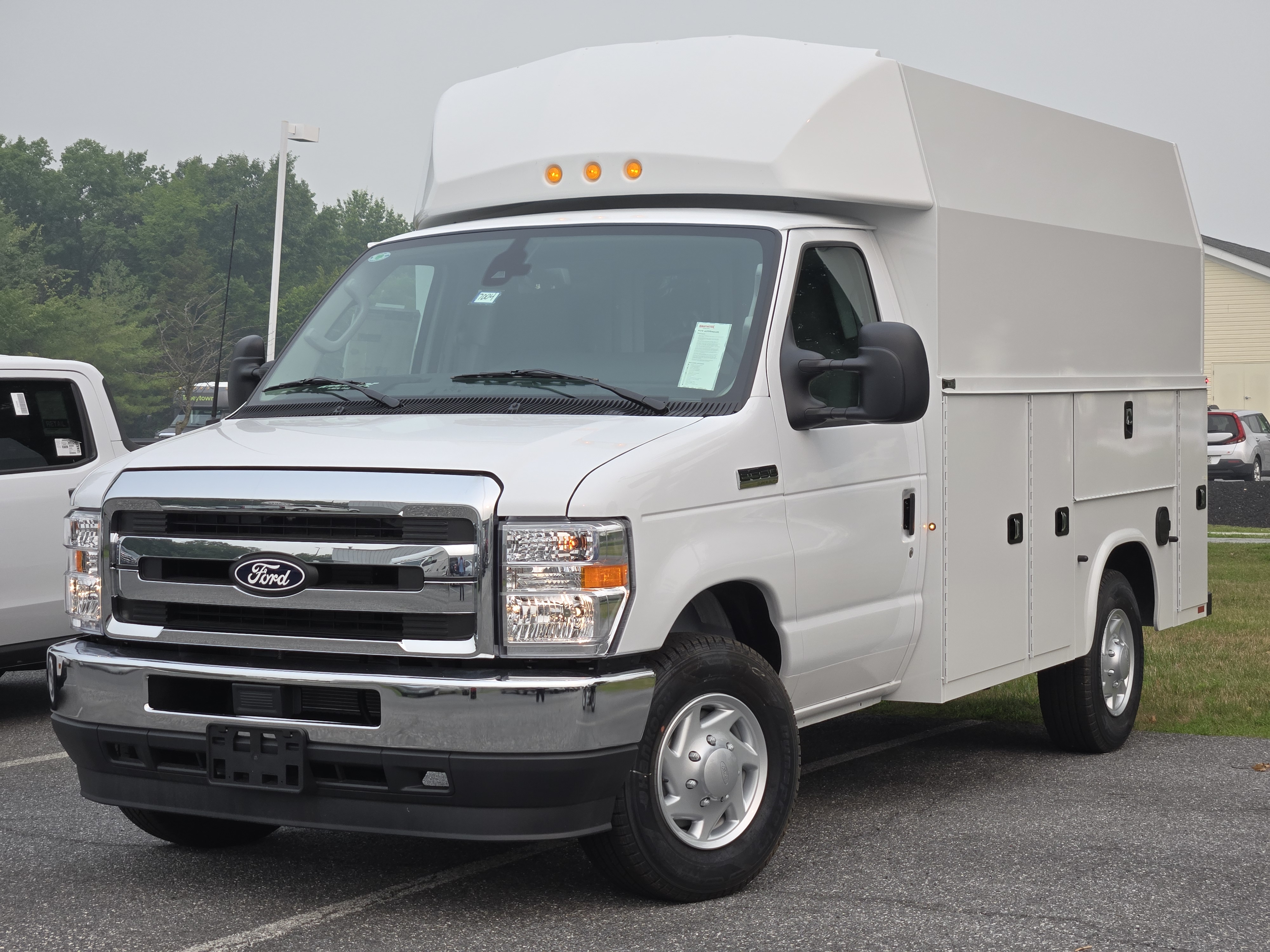 2027 Ford E-350 Cutaway E-350 SRW VAN