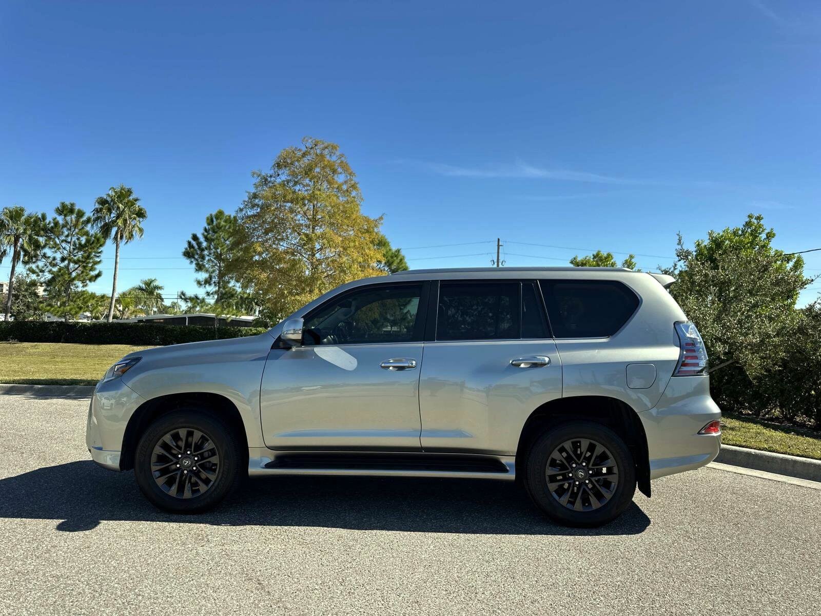 2020 Lexus GX 460 Premium photo 3