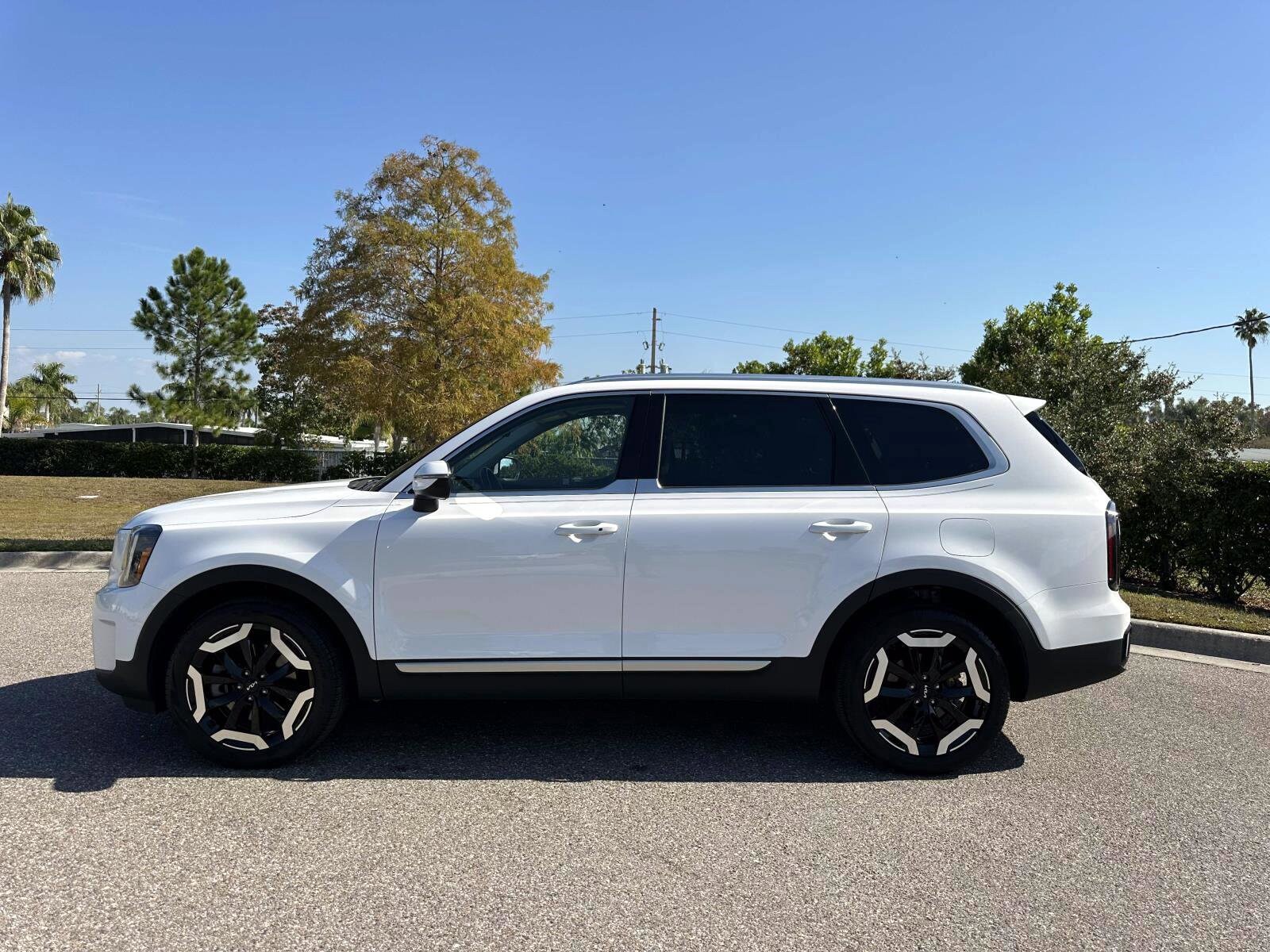 2023 Kia Telluride EX photo 2