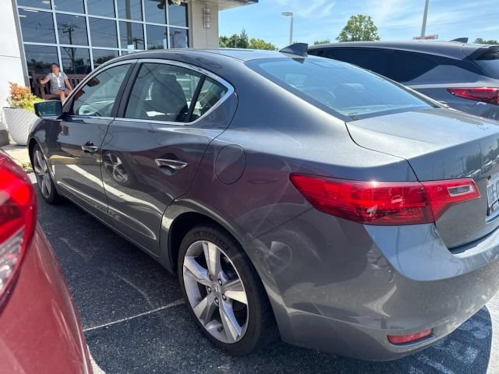 Used 2013 Acura ILX 2.0L w/Technology Package (A5) Sedan