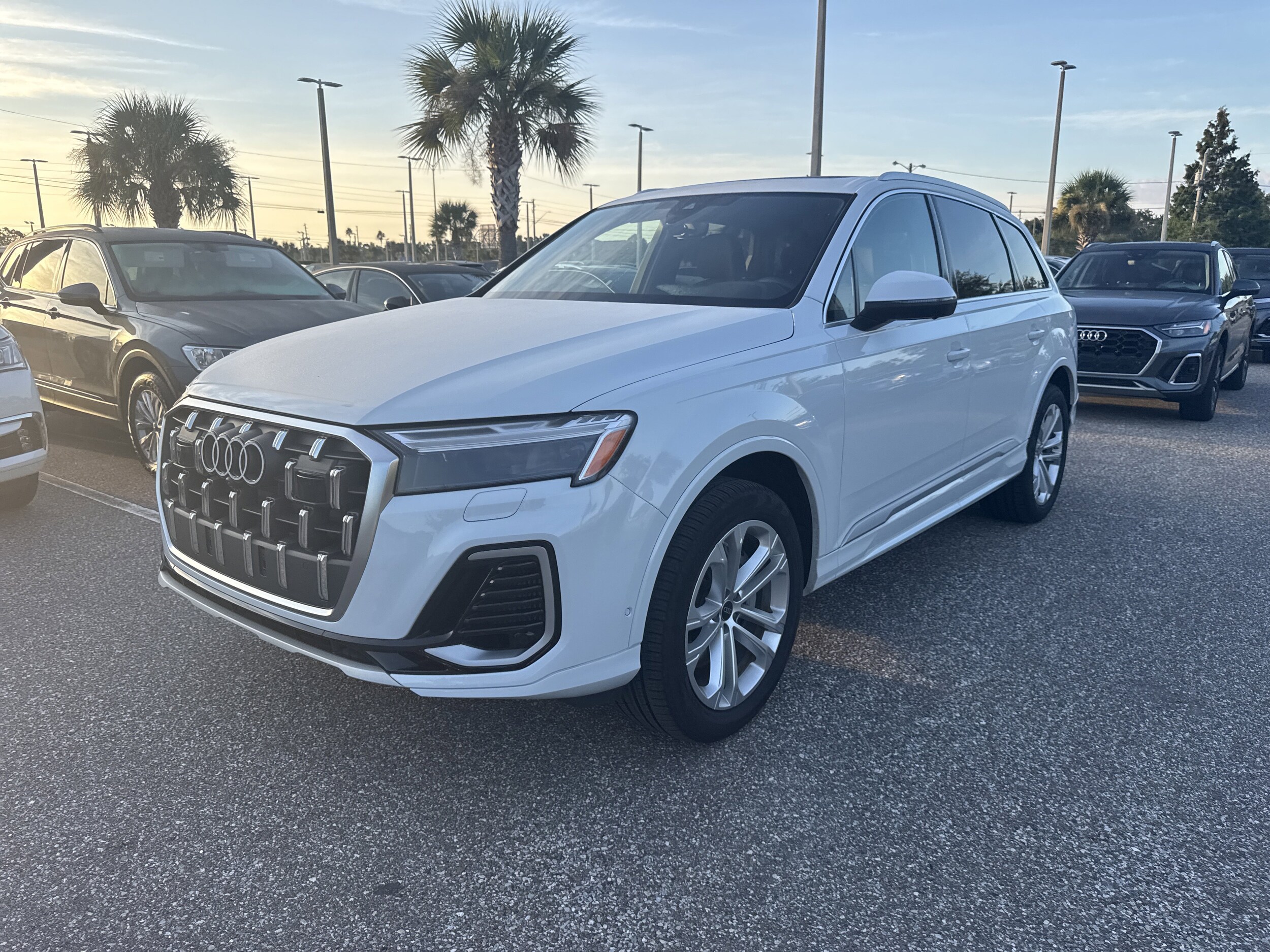 2025 Audi Q7 Premium photo 2