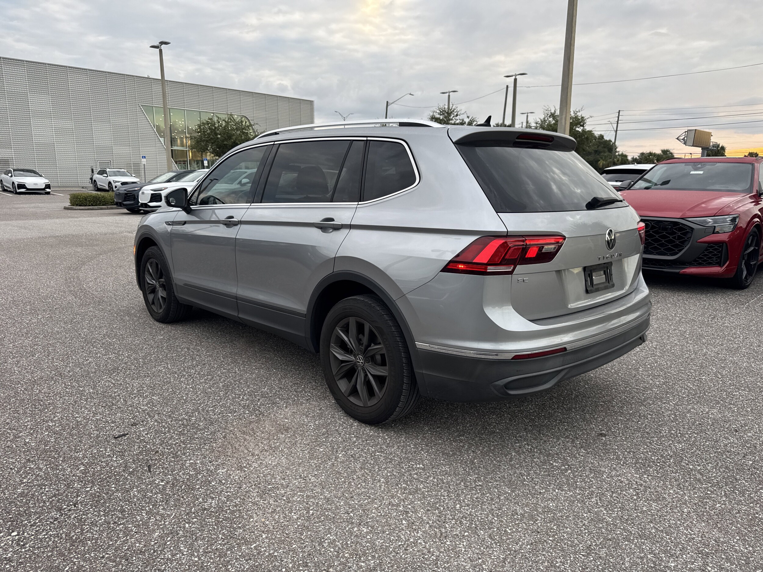 2022 Volkswagen Tiguan SE photo 3