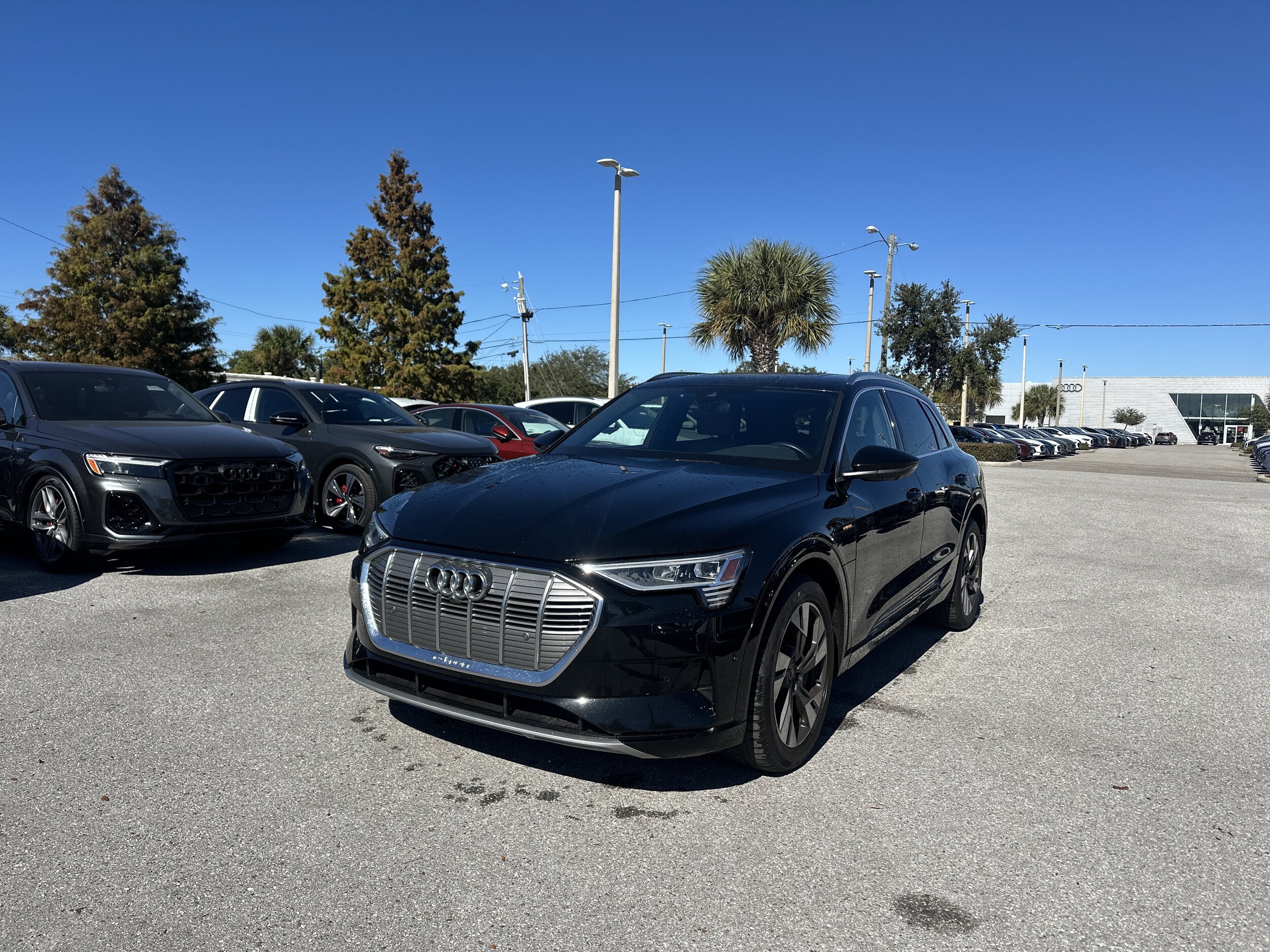 2023 Audi e-tron Premium Plus photo 2