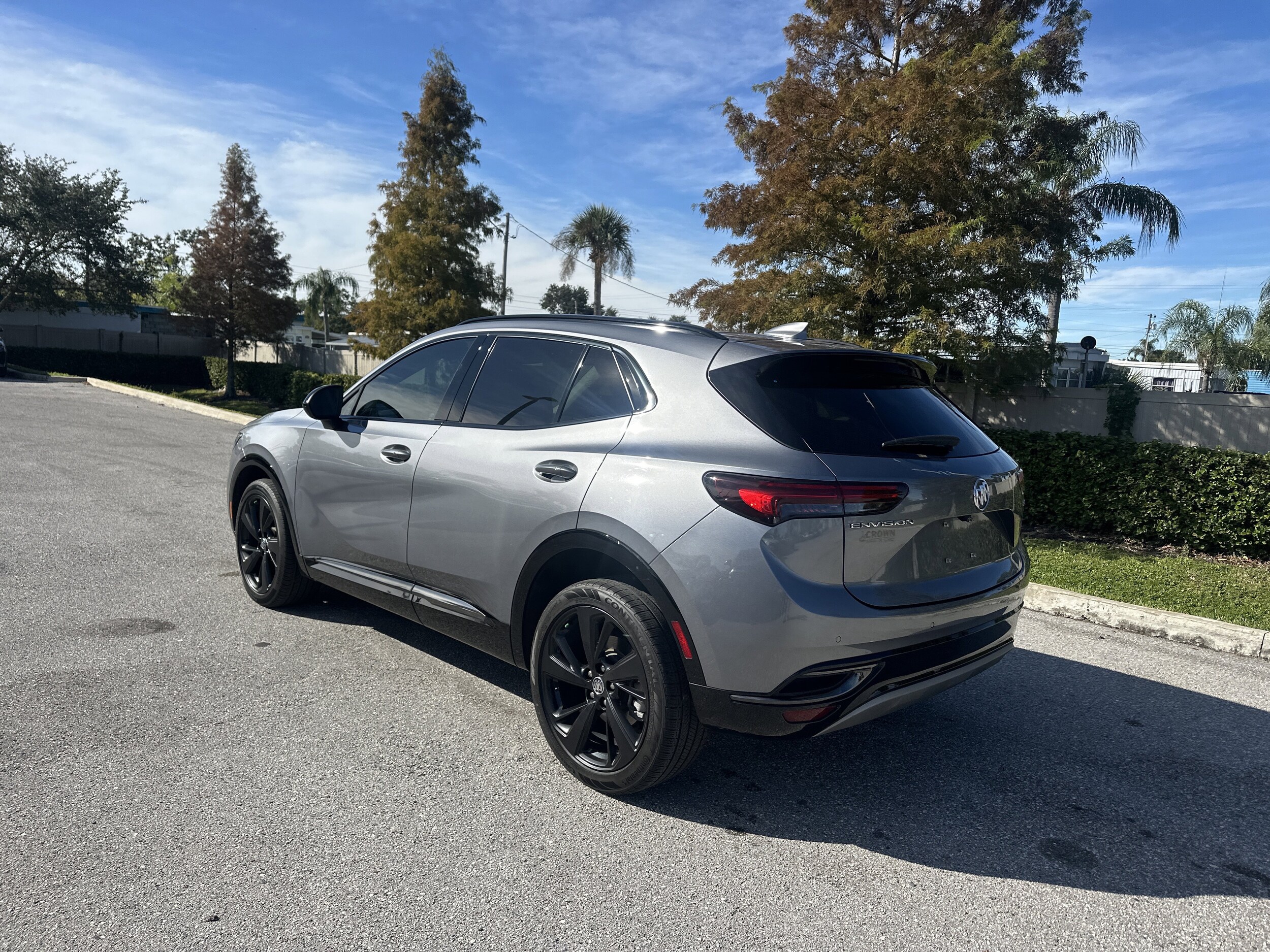 2022 Buick Envision Essence photo 2