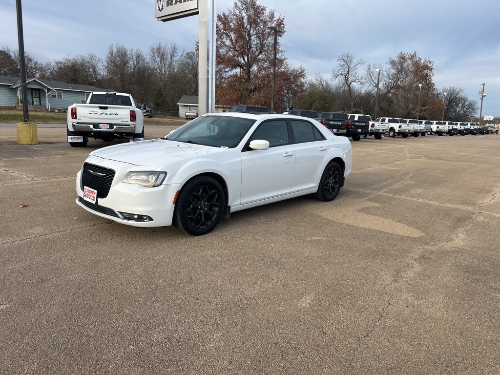 2019 Chrysler 300 S's photo