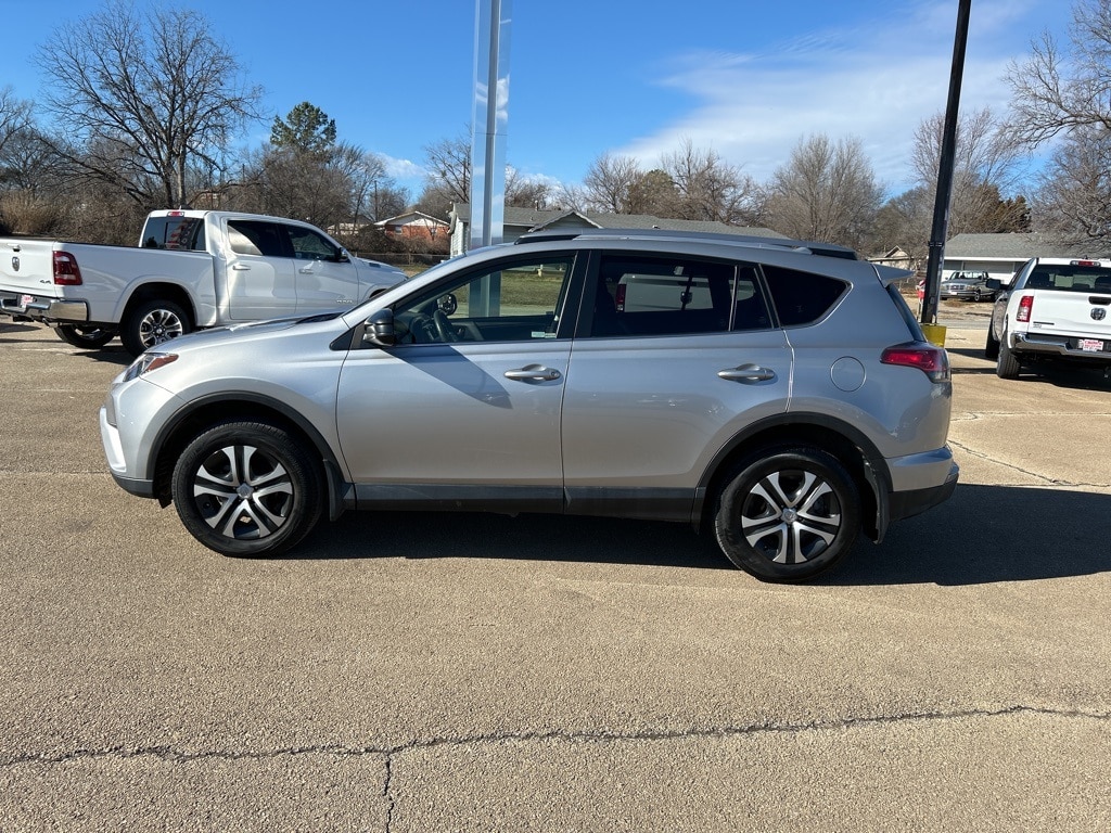 Used 2018 Toyota RAV4 LE with VIN JTMZFREV8JJ207813 for sale in Bristow, OK