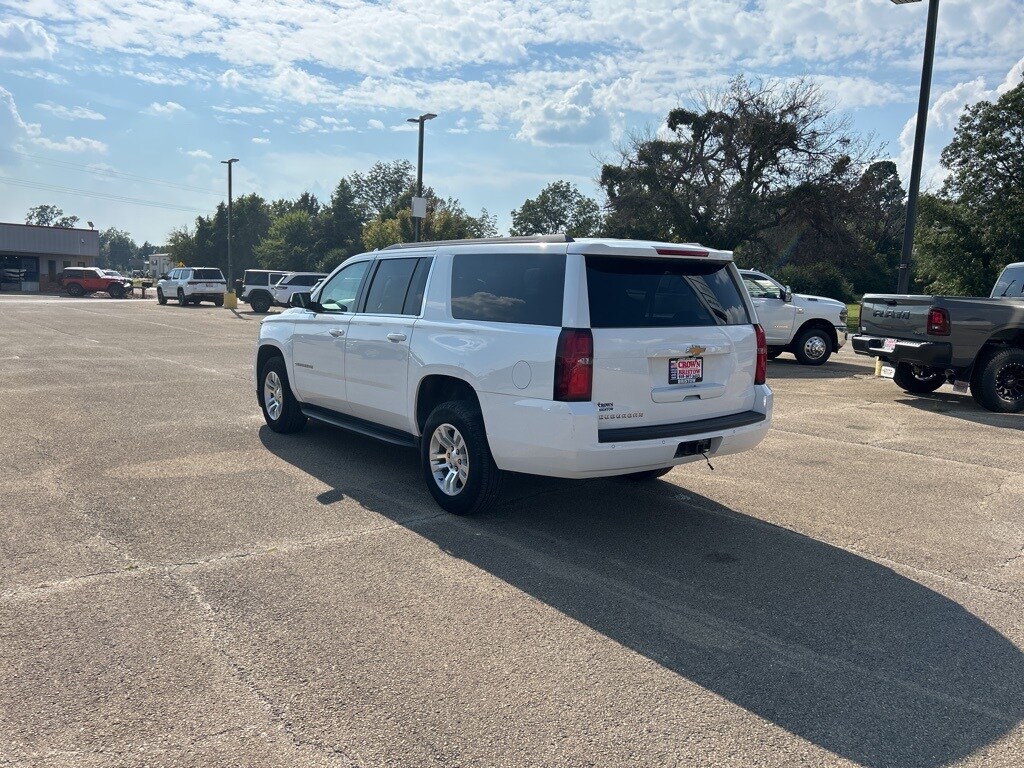 2017 Chevrolet Suburban LS photo 3