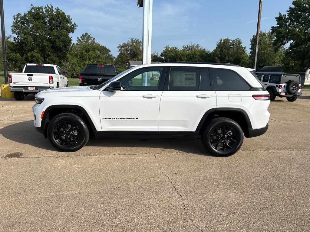 2024 Jeep Grand Cherokee Altitude photo 2