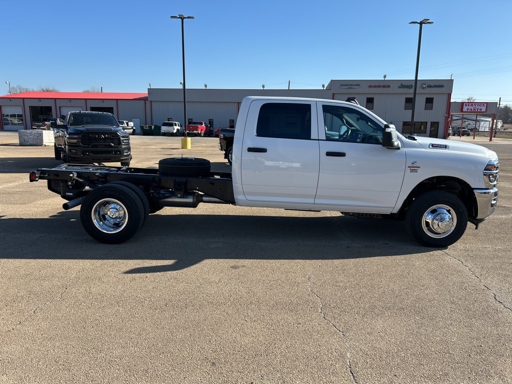 New 2026 Ram 3500 Chassis Cab TRADESMAN CREW 4X4 60' CA Pickup
