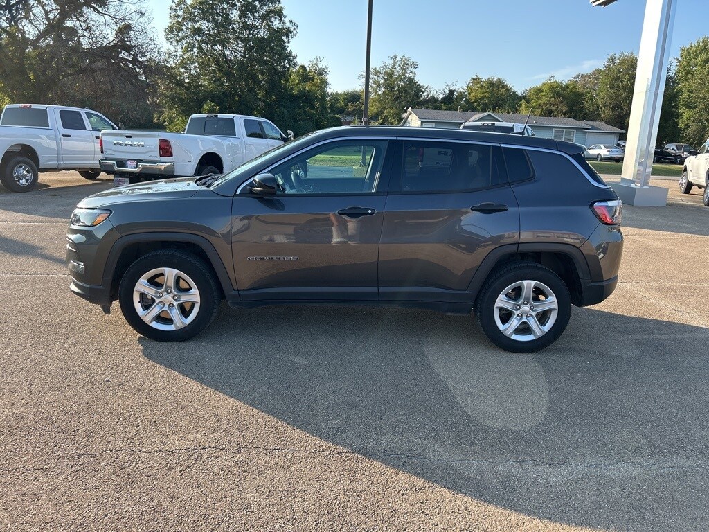 2023 Jeep Compass Sport photo 2