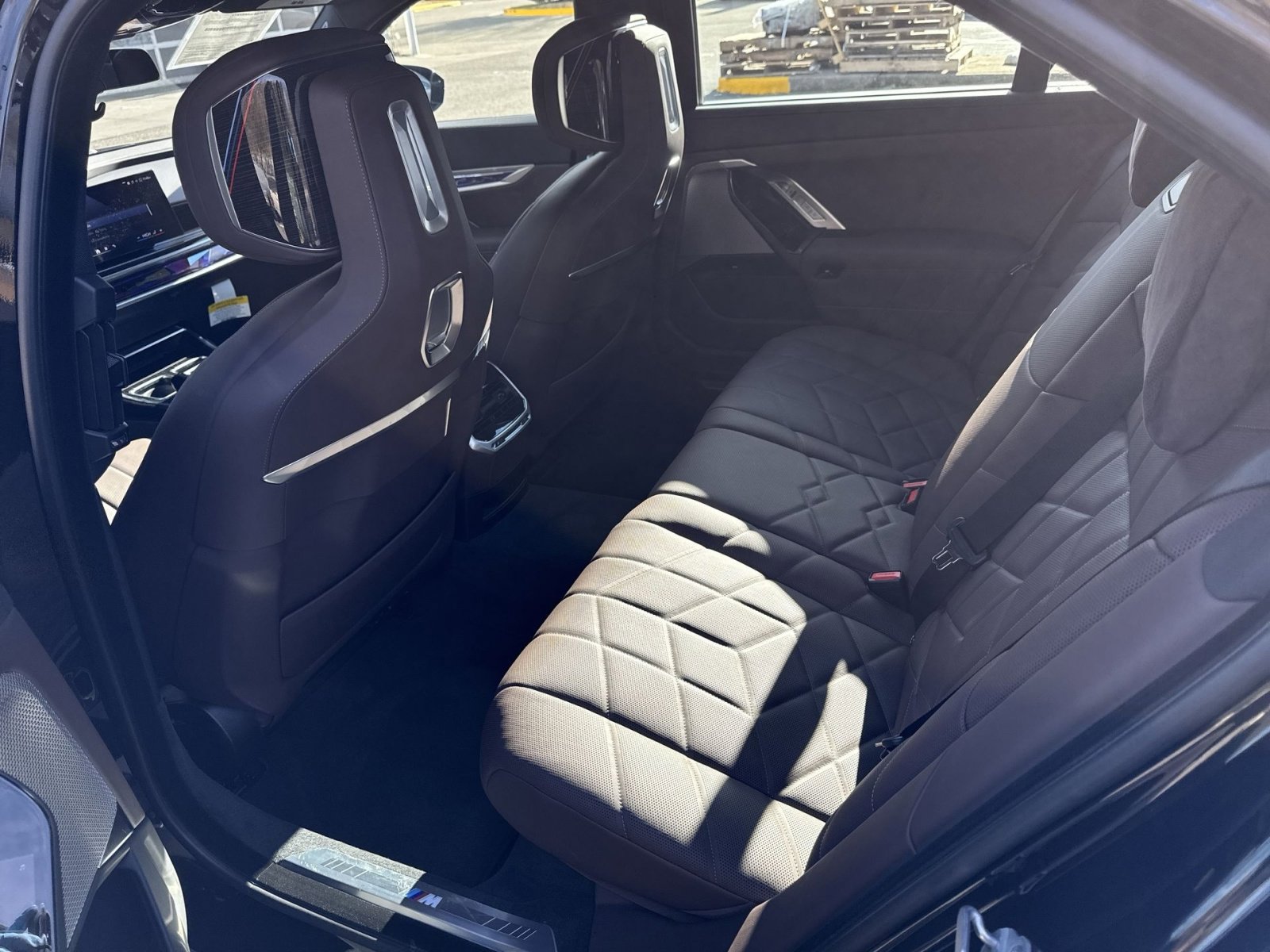 2025 BMW i7 60 - Photo 25