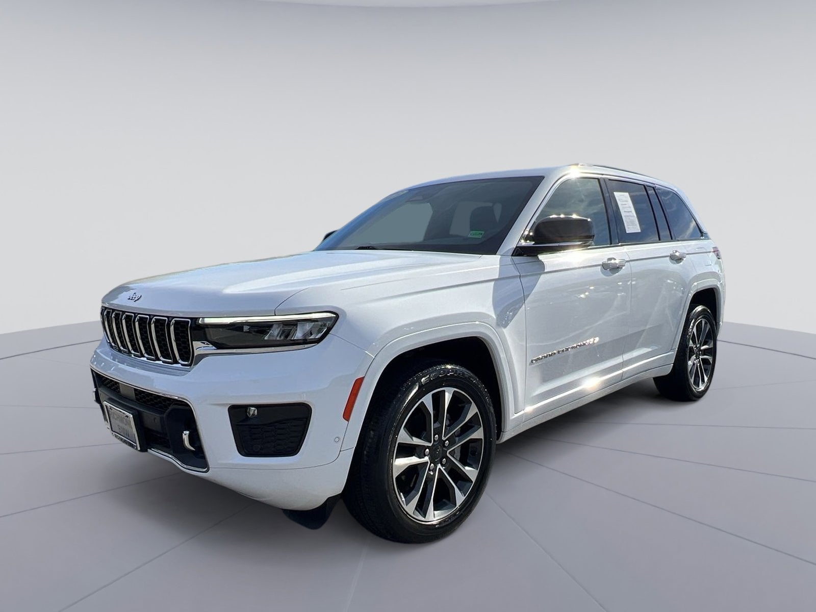 2023 Jeep Grand Cherokee Overland's photo