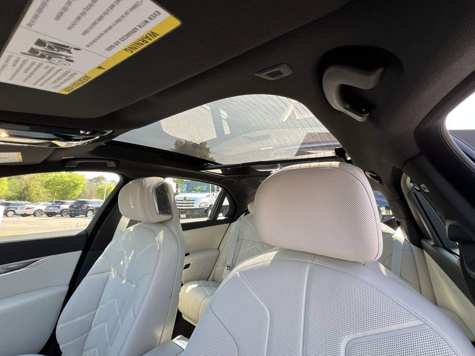 2025 BMW i7 50 - Photo 21