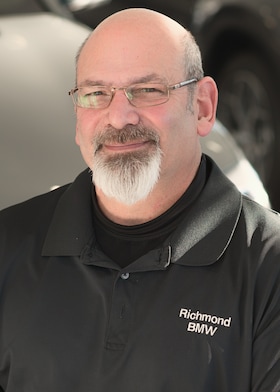 Staff member Richard Binzer from ID_5ab38ddb5afd