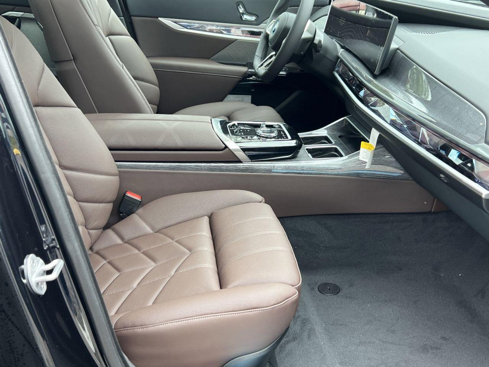 2025 BMW i7 50 - Photo 26