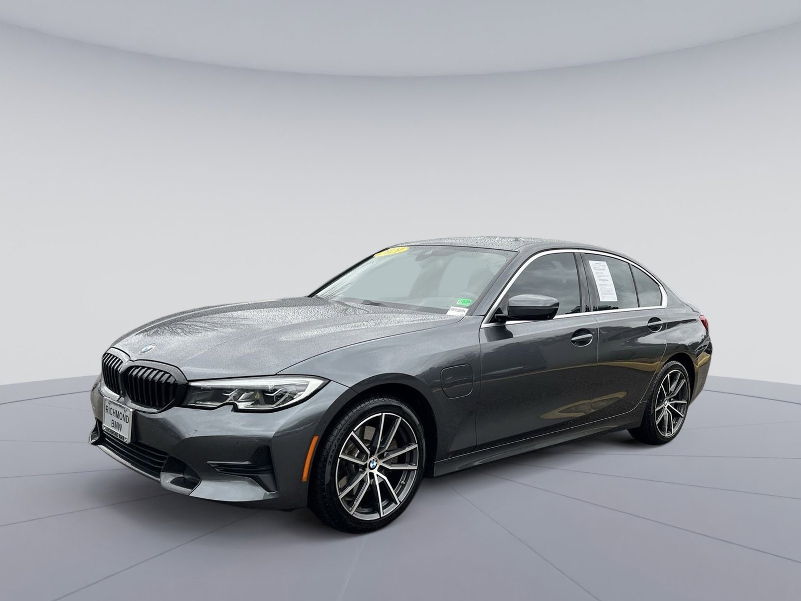 2021 BMW 3 Series 330e's photo