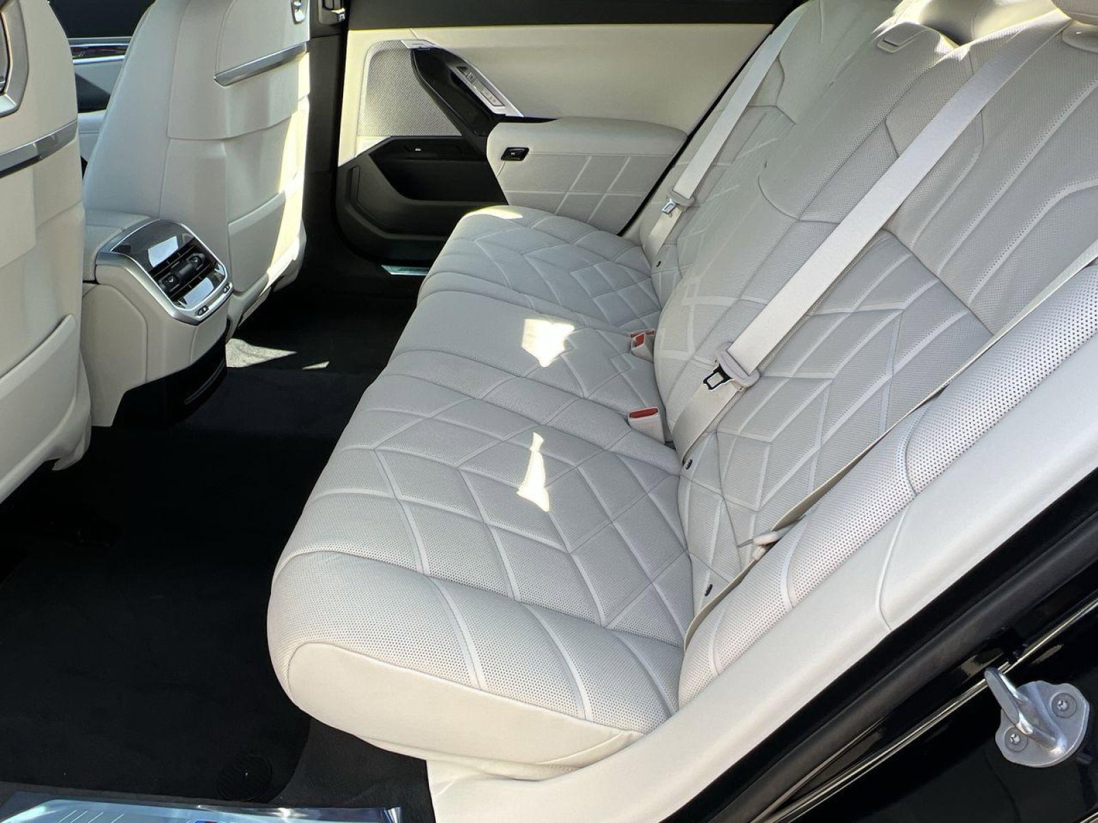 2025 BMW i7 50 - Photo 22