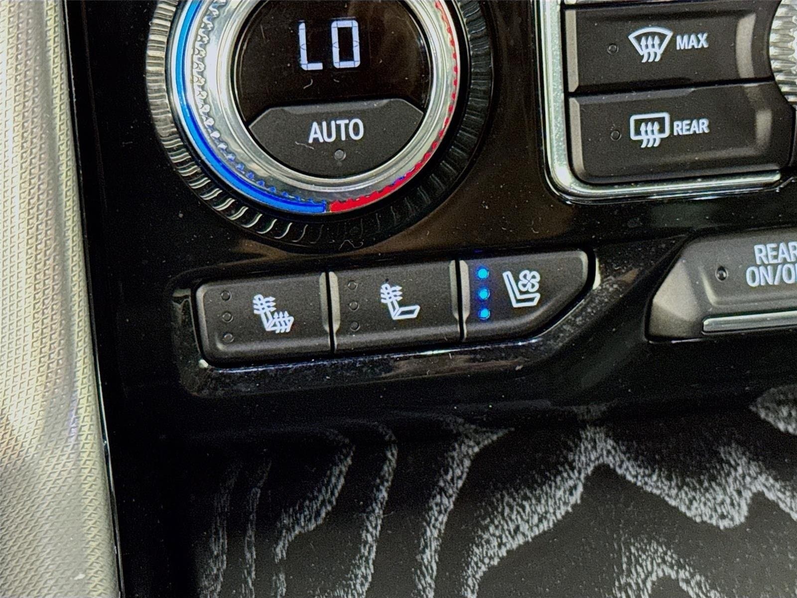 2024 GMC Yukon Denali - Photo 22