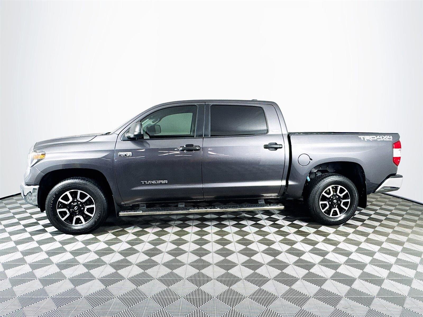 2020 Toyota Tundra SR5 CrewMax photo 4