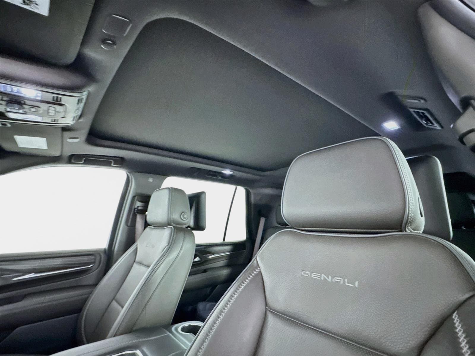 2024 GMC Yukon Denali - Photo 14
