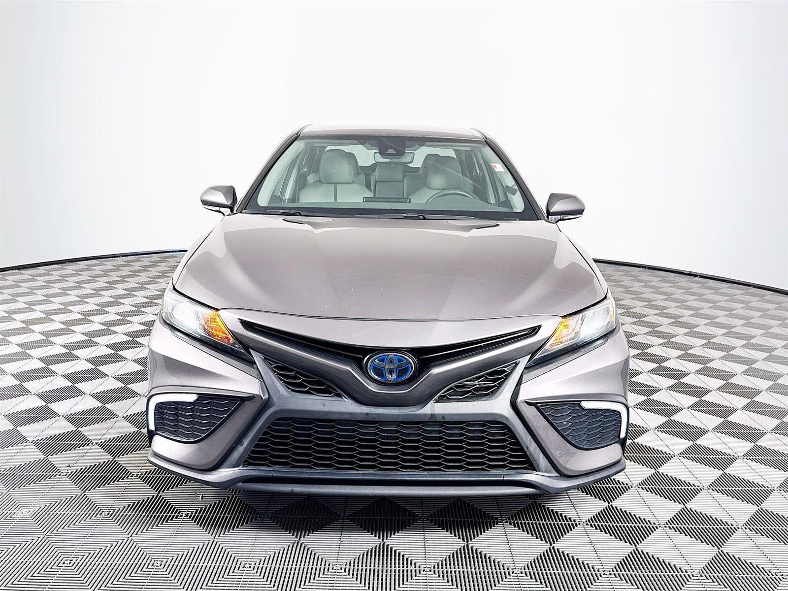 2022 Toyota Camry Hybrid SE photo 2