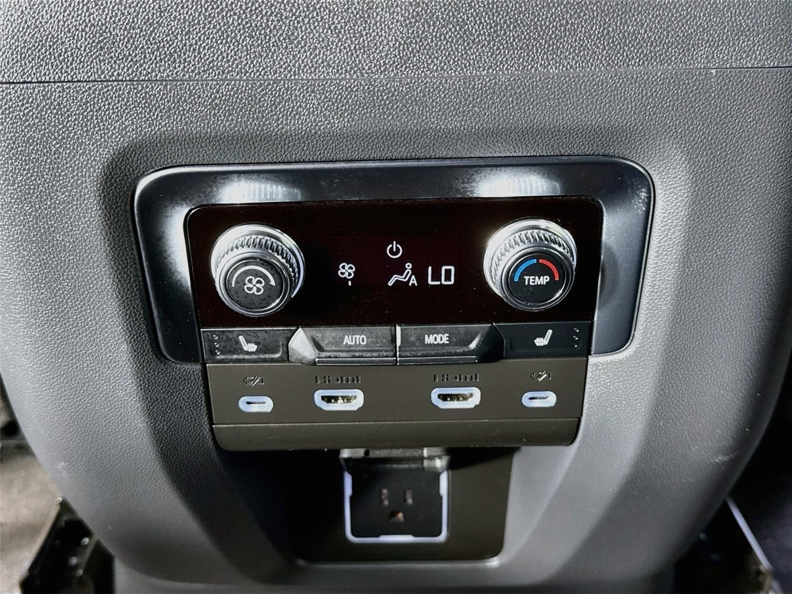 2024 GMC Yukon Denali - Photo 27