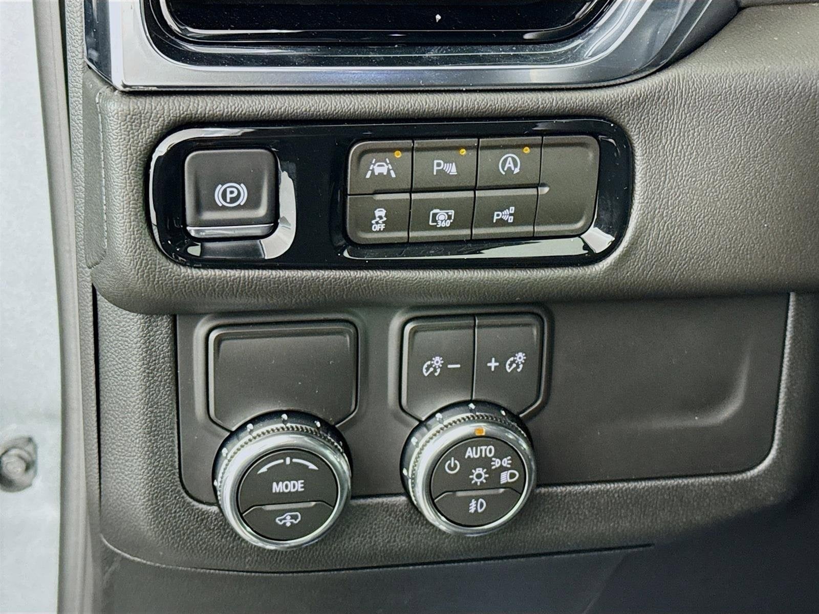 2026 GMC Yukon XL Denali - Photo 10
