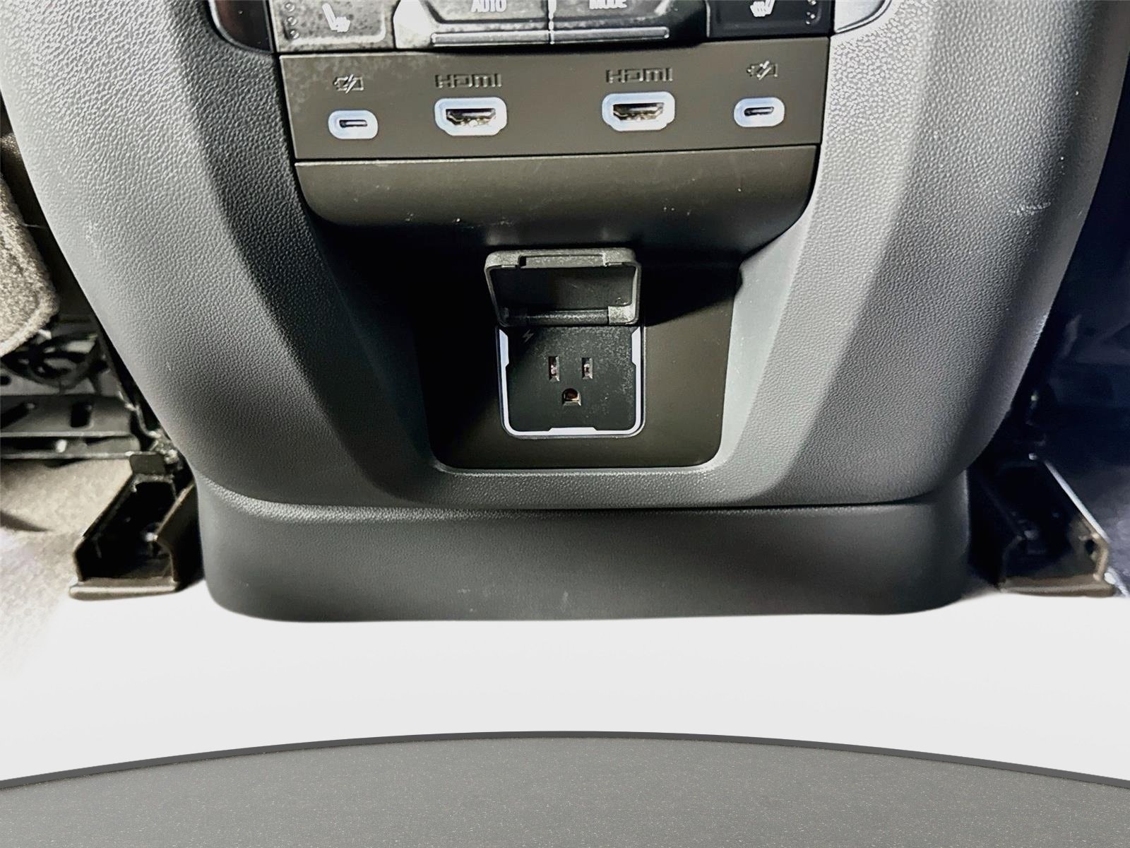 2024 GMC Yukon Denali - Photo 28