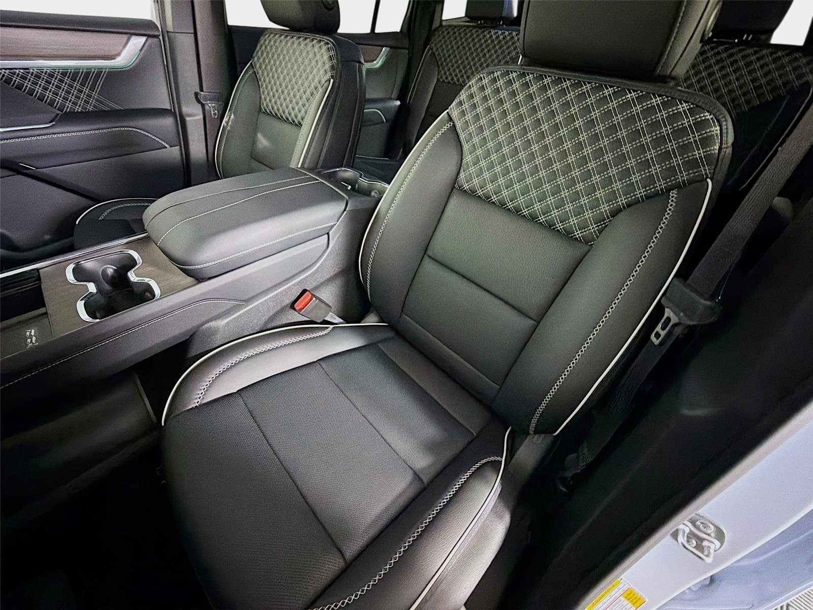 2026 GMC Acadia Denali - Photo 11