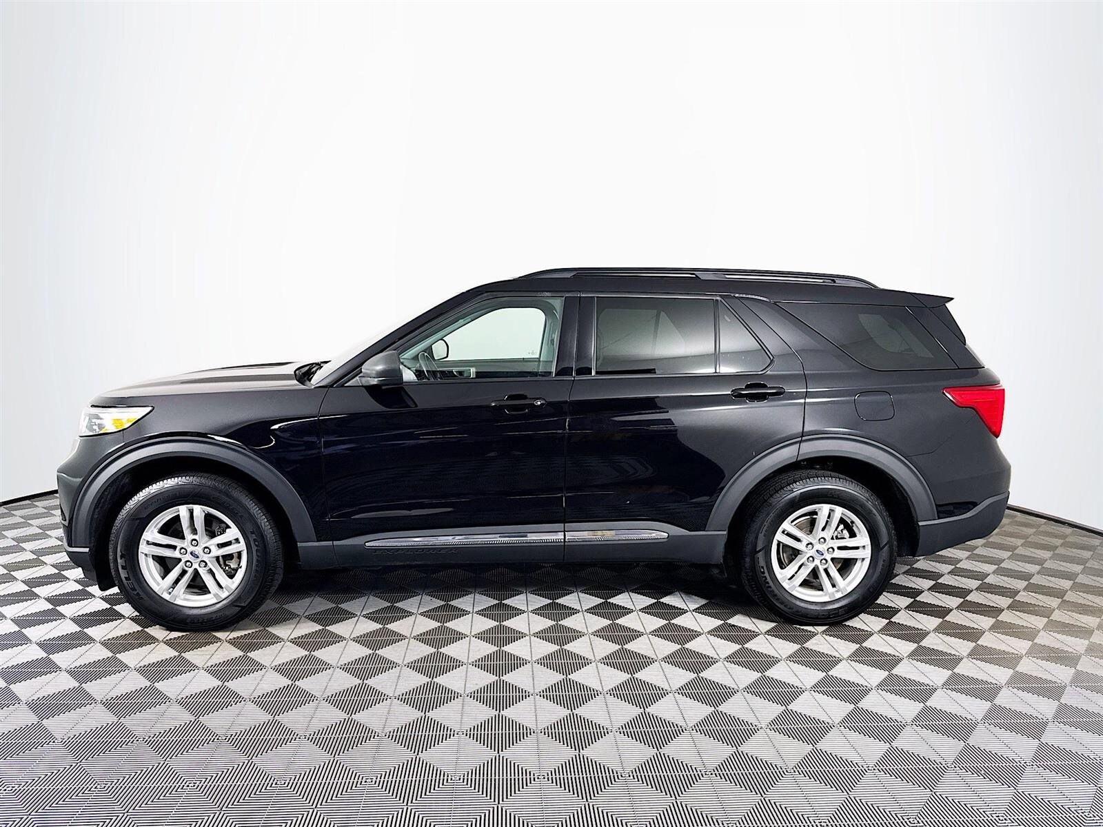 2022 Ford Explorer XLT photo 3