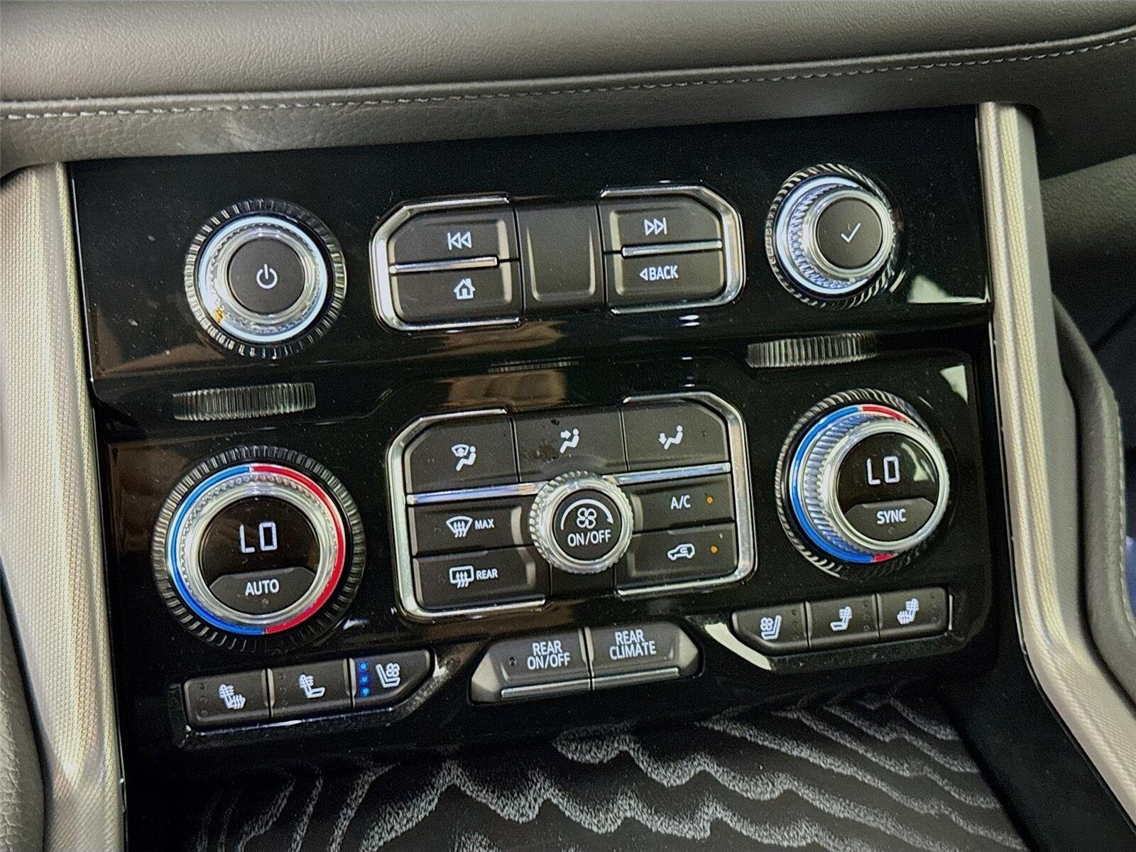 2024 GMC Yukon Denali - Photo 17