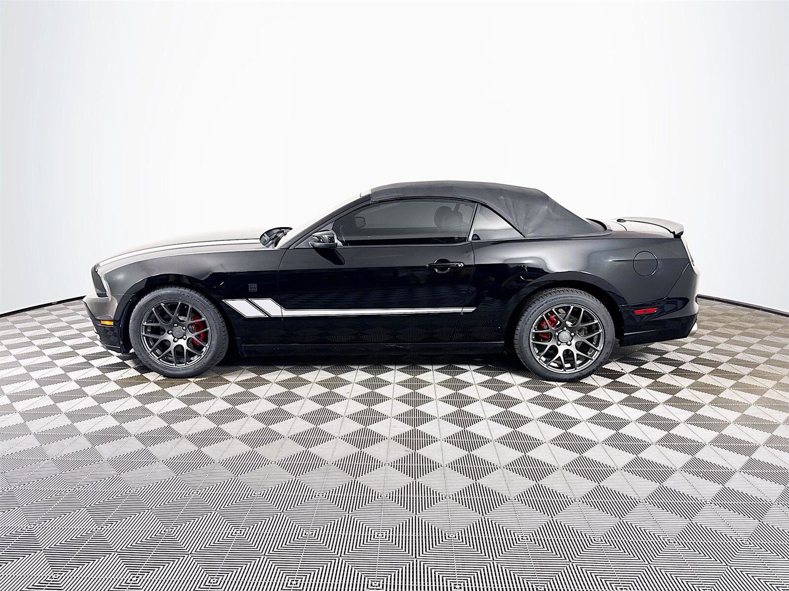 2014 Ford Mustang V6 Premium Convertible photo 3