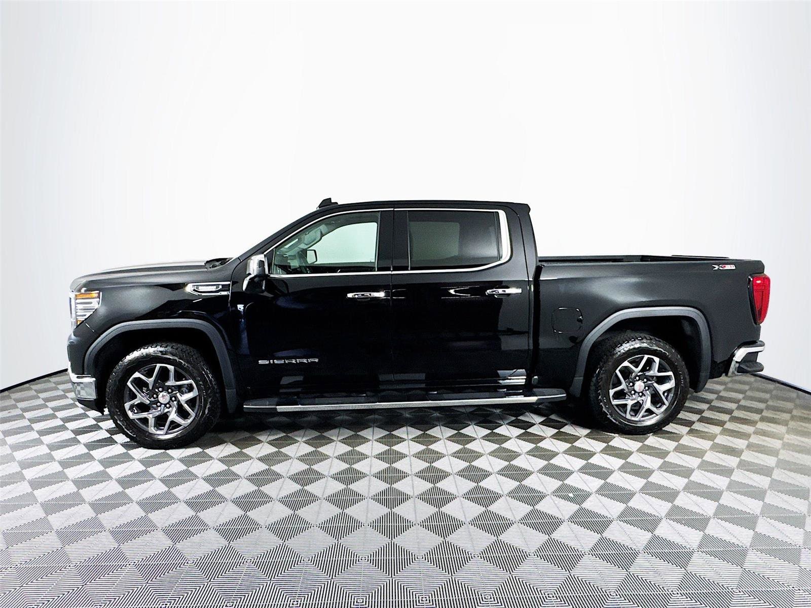 2025 GMC Sierra 1500 SLT - Photo 8