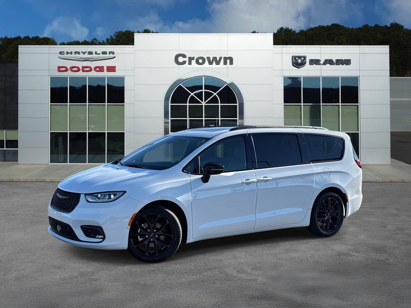 2024 Chrysler Pacifica Limited's photo