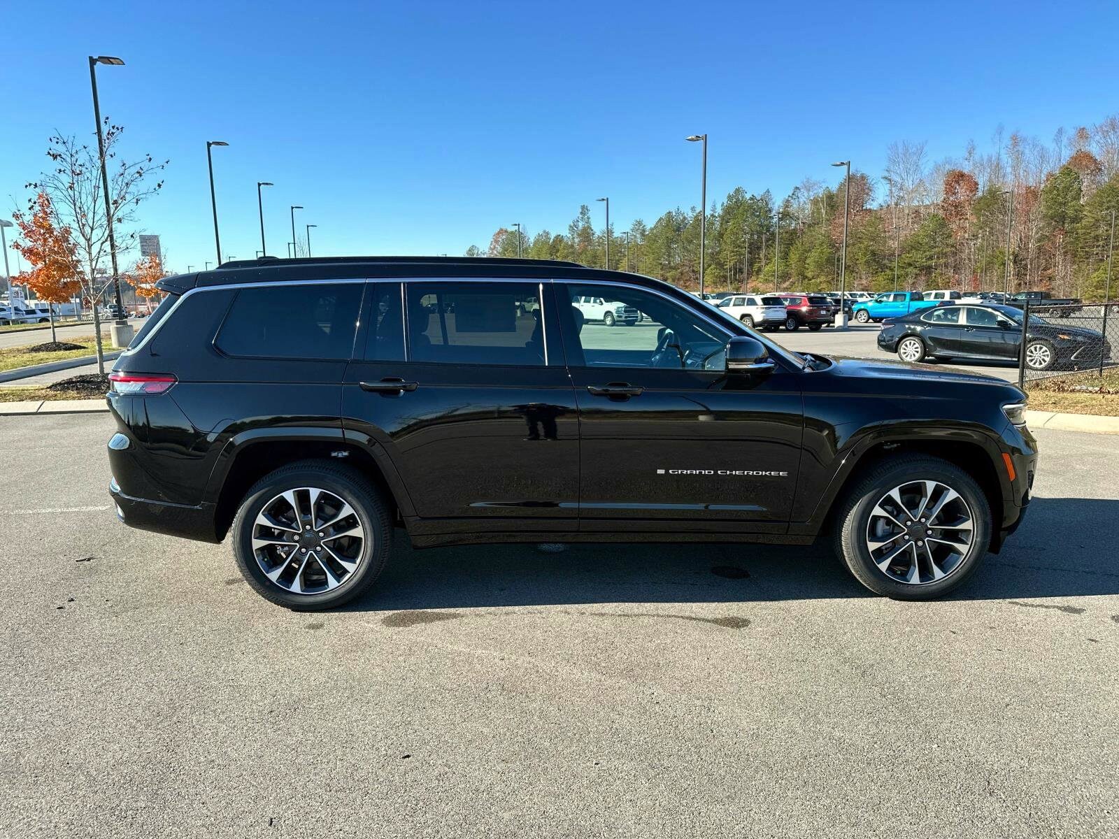 2025 Jeep Grand Cherokee Overland photo 3