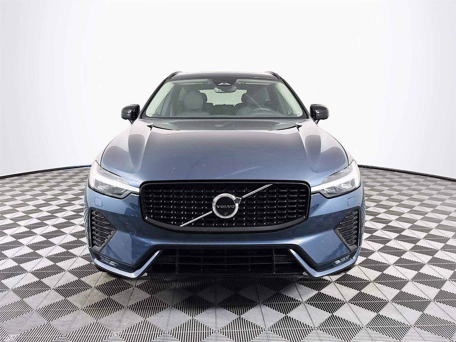2024 Volvo XC60 B5 Plus photo 2