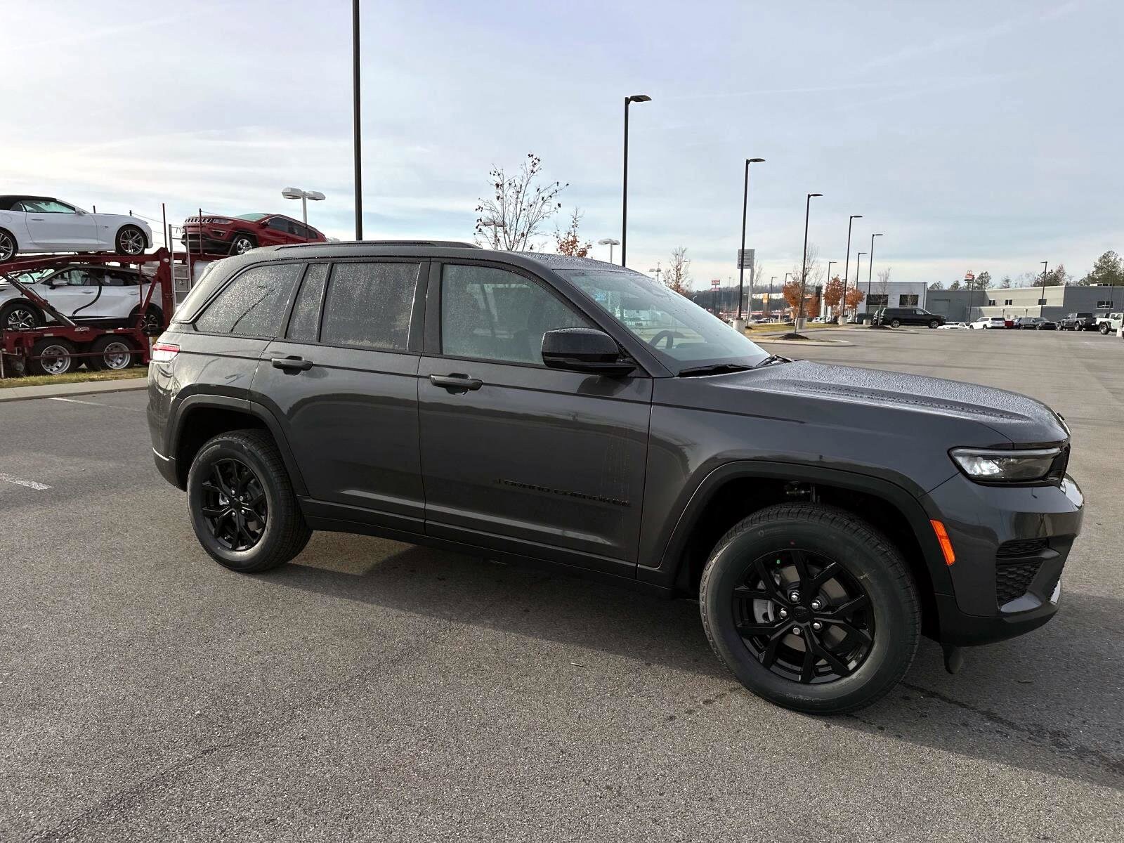 2025 Jeep Grand Cherokee Laredo Altitude X photo 2