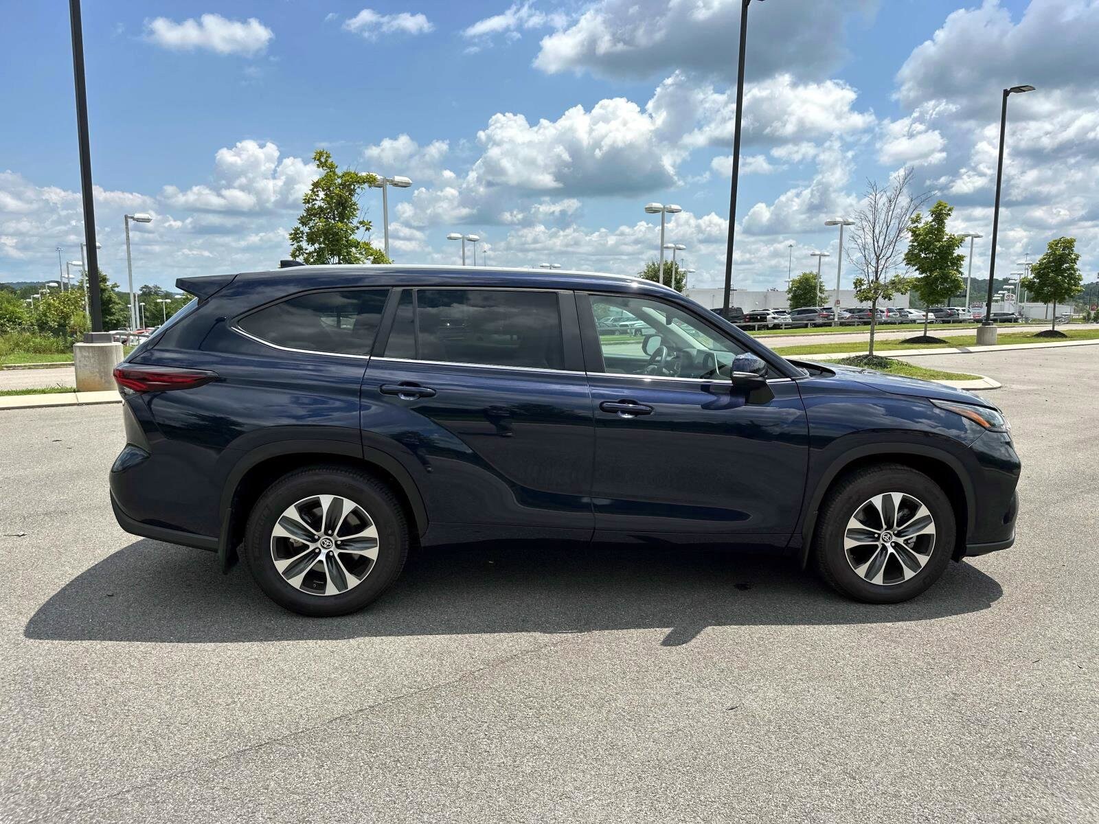 2024 Toyota Highlander LE photo 2