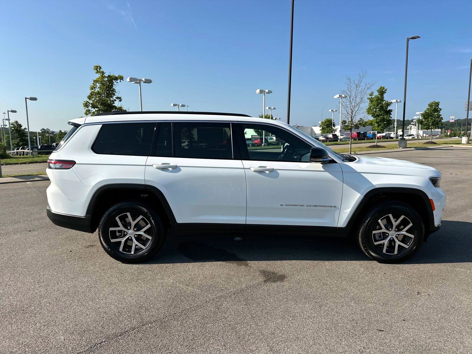 2025 Jeep Grand Cherokee Limited photo 2