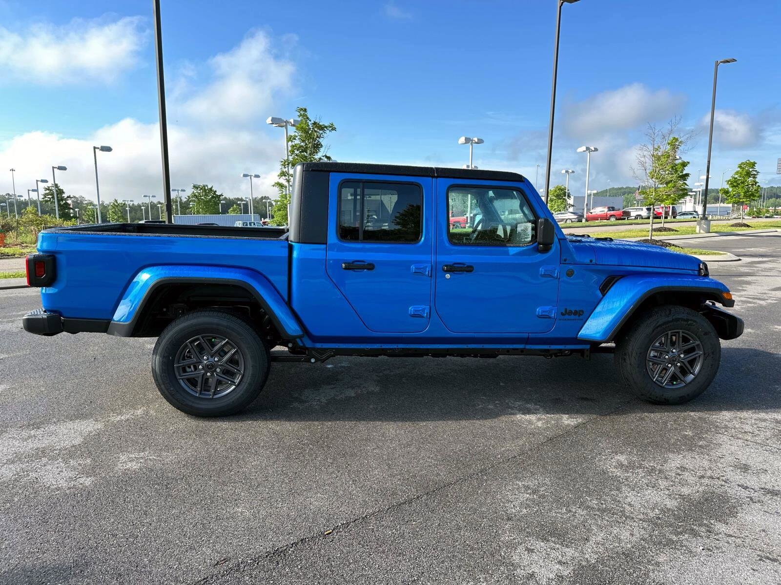 2025 Jeep Gladiator Sport photo 3