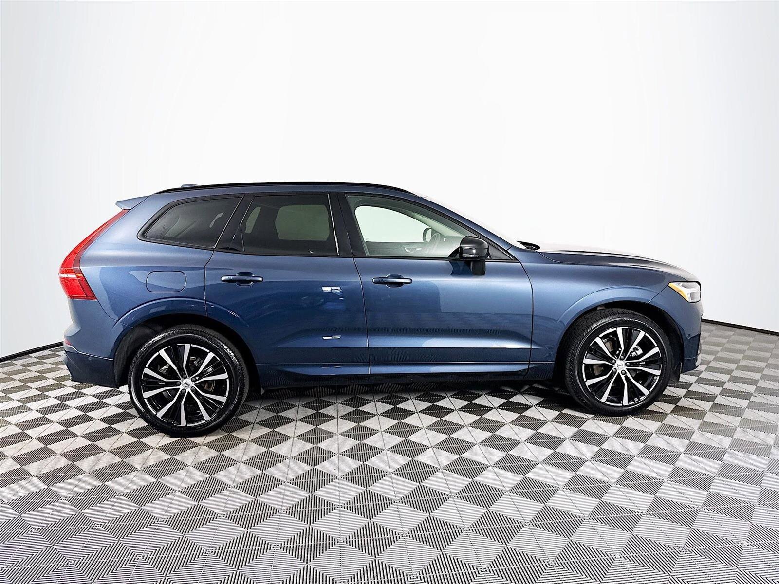 2024 Volvo XC60 B5 Plus photo 4