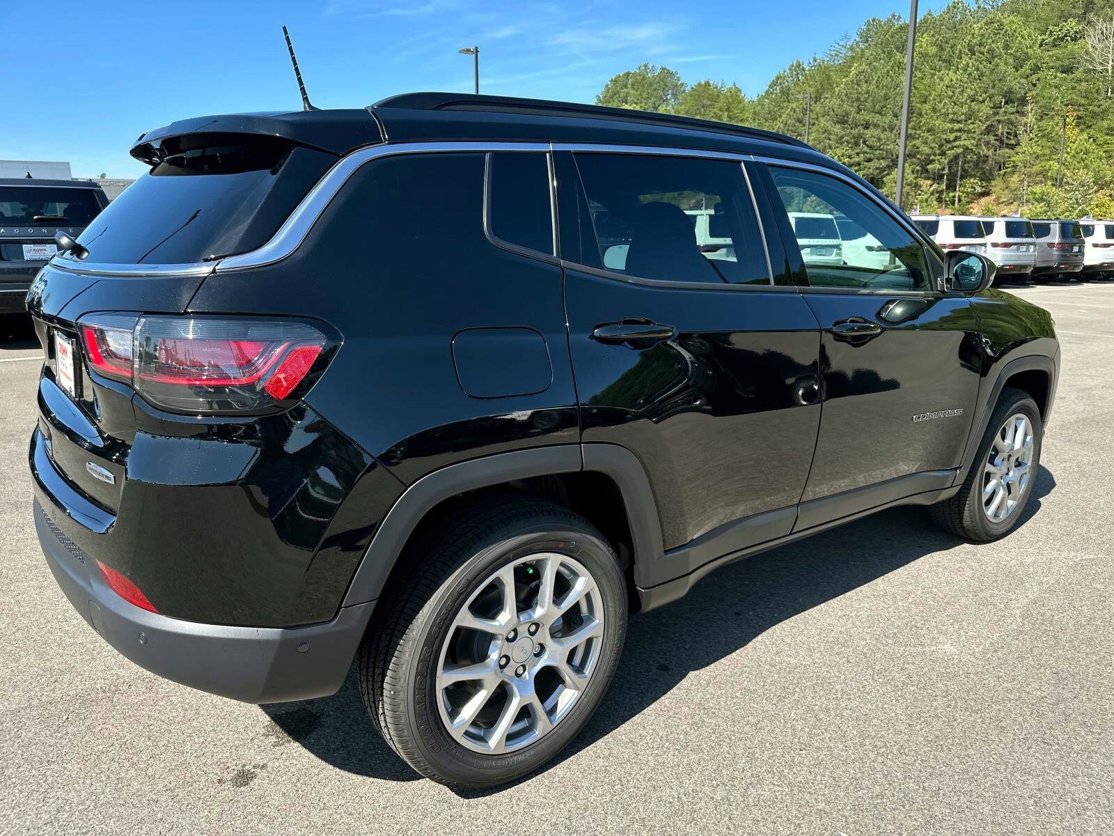 2024 Jeep Compass Latitude Lux photo 4