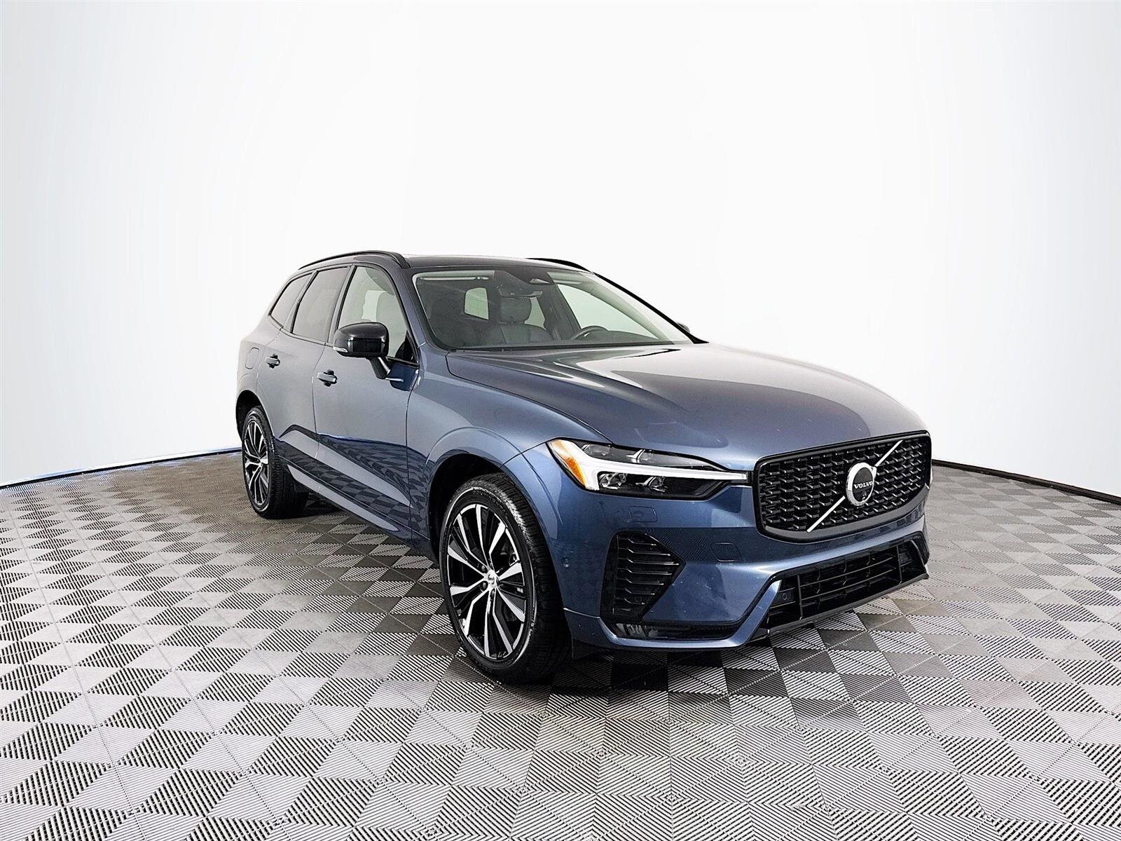 2024 Volvo XC60 B5 Plus photo 3
