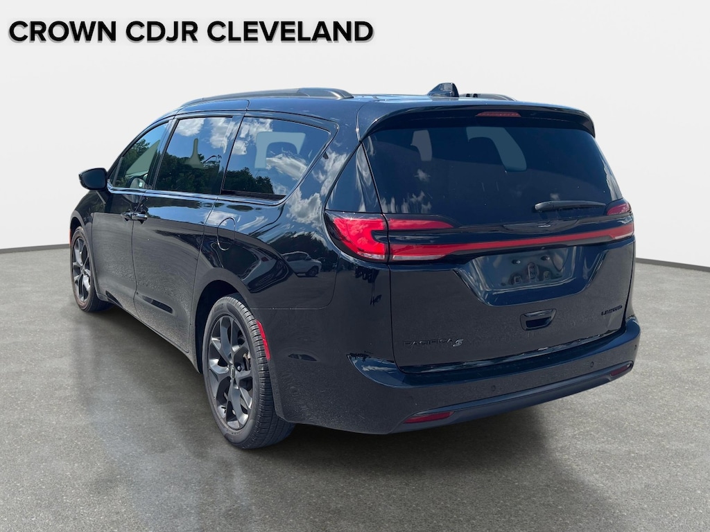 Used 2025 Chrysler Pacifica Limited Limited FWD